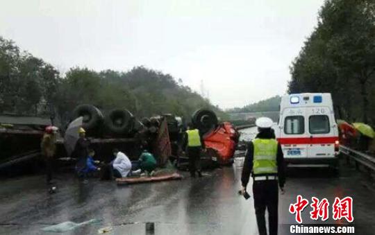 交警、医护人员赶到事故现场处置救援。 钟欣 摄 交警、医护人员赶到事故现场处置救援。 钟欣 摄