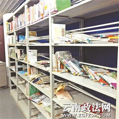 简易图书室角落处凌乱的书架 简易图书室角落处凌乱的书架