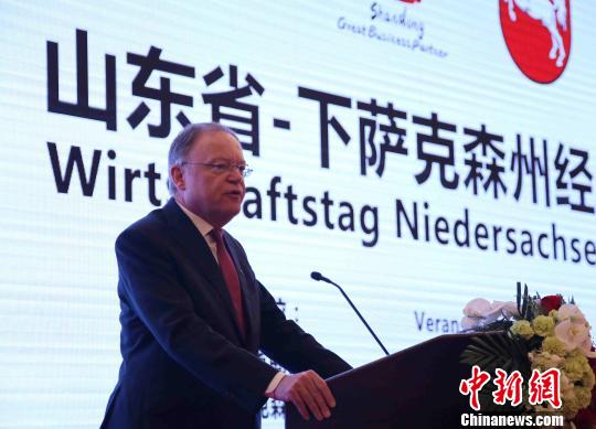 下萨克森州州长斯特凡？威尔在交流会上介绍该州的情况。　沙见龙 摄