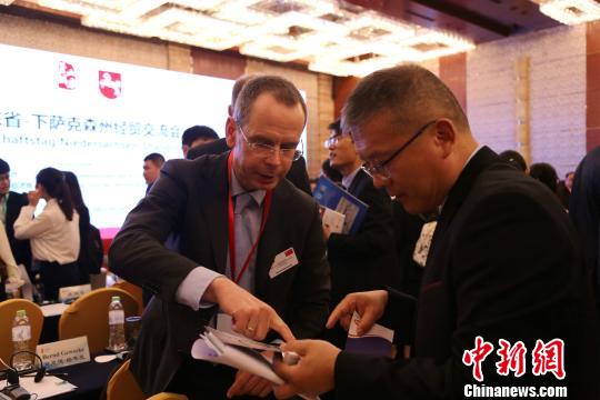 德国下萨克森州政府、经贸等代表与山东各方代表就海洋产业、港口合作、贸易来往等方面展开洽谈对接。　沙见龙 摄