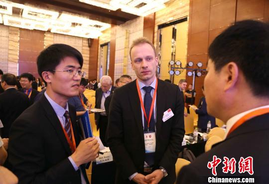 德国下萨克森州政府、经贸等代表与山东各方代表就海洋产业、港口合作、贸易来往等方面展开洽谈对接。　沙见龙 摄